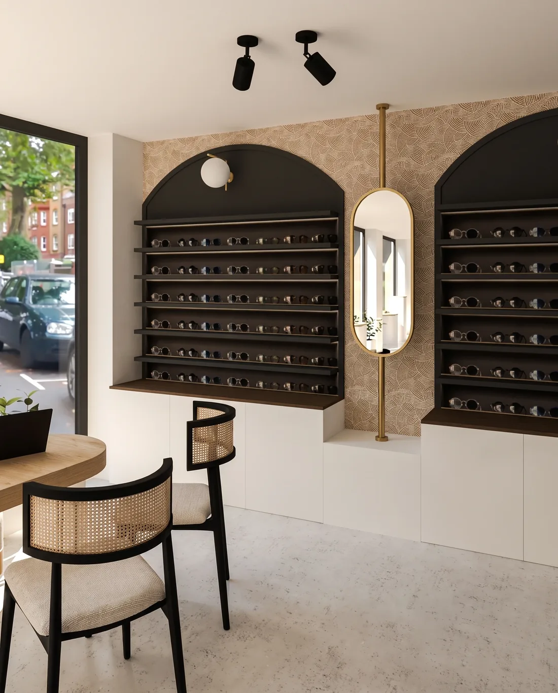Vue du projet : deux arches murales noires garnies de rangées de montures, miroir étroit entre elles, spots noirs au plafond et chaises d'essayage cannées
