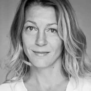 Portrait en noir et blanc d'Isabelle Mirri, architecte d'intérieur à Paris